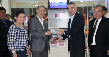 PAL FLIES TO NEW YORK VIA VANCOUVER. Philippine Airlines Chairman & Chief Executive Officer Dr. Lucio C. Tan presents a Boeing 777 model aircraft to US Ambassador to the Philippines Philip Goldberg during the March 15, 2015 send-off ceremony of the airline’s inaugural flight to New York. Also in photo are Transportation Undersecretary Jose P. Lotilla, Mrs. Carmen Tan and PAL President & Chief Operating Officer Jaime J. Bautista (right).
