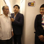 A high-level delegation of government and PAL officials joined the flight that took on a festive atmosphere with top entertainer Martin Nievera being joined by Chairman Tan (right photo) while serenading the passengers.